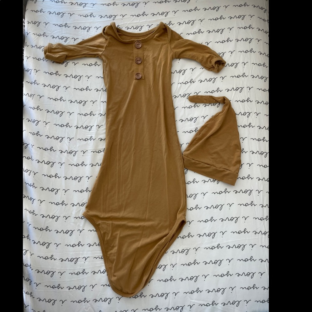 Caden Lane Bamboo Knot Gown & Hat